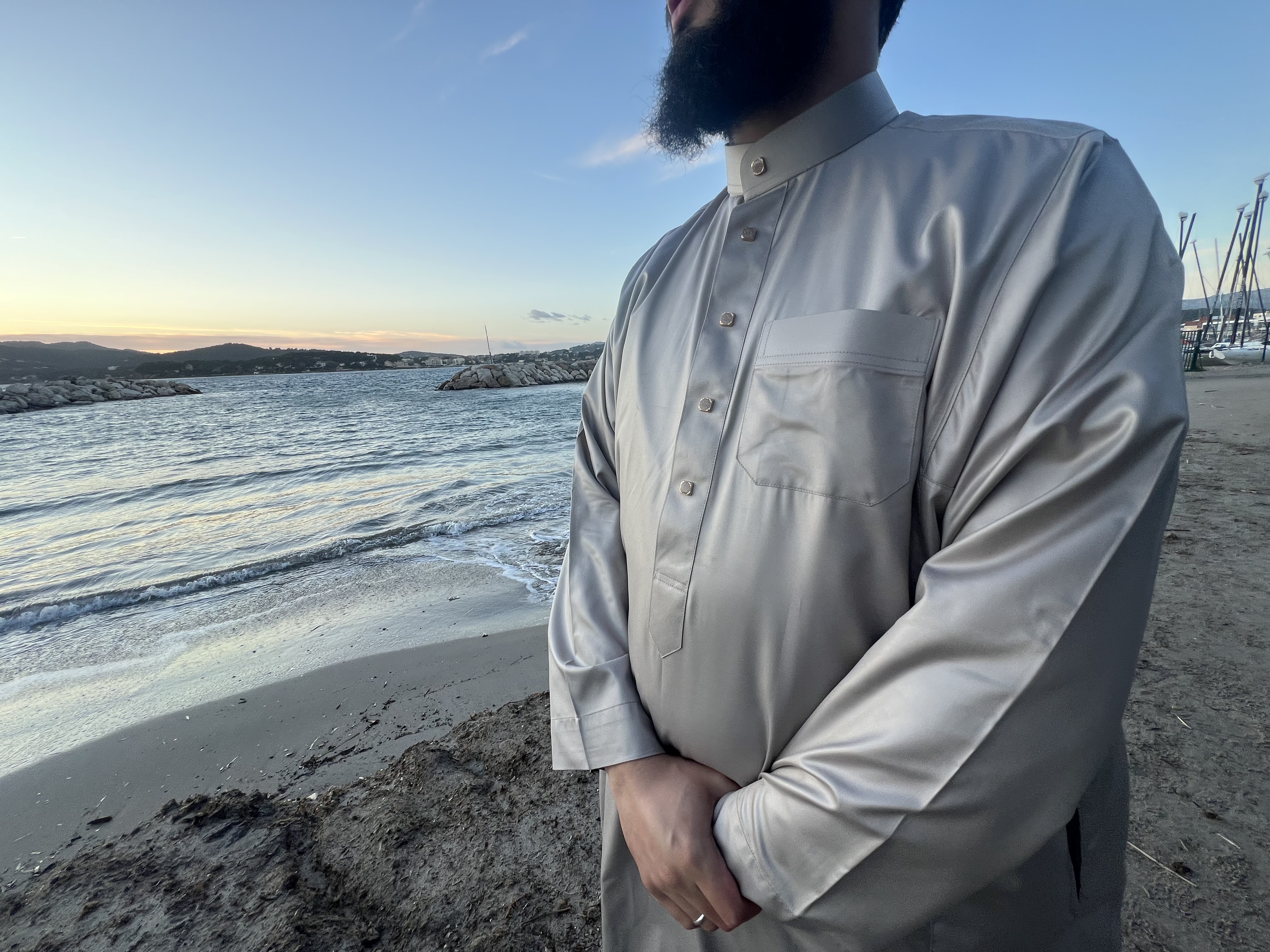 Qamis Al-Madina Ivoire